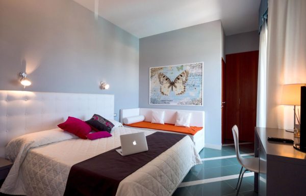 Camera matrimoniale standard con balcone vista mare laterale