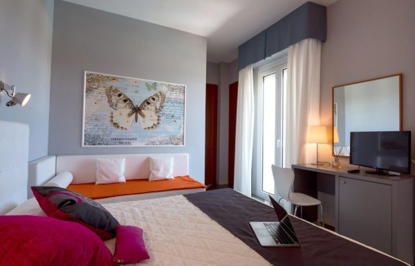 Camera matrimoniale standard con balcone vista mare laterale